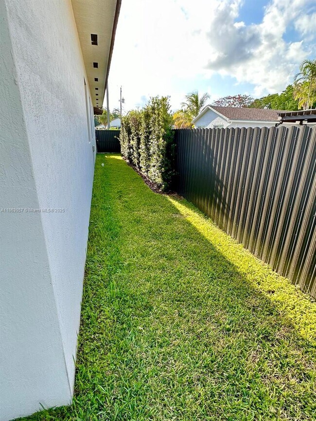 Building Photo - 15750 SW 90th Ave