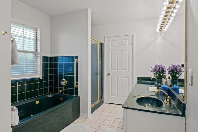 Building Photo - 300 Lan Rob Ln