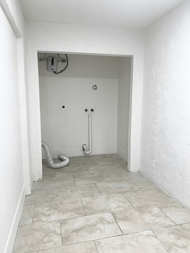 Building Photo - LARGE NEWLY RENOVATED 2 BEDROOM APARTMENTS + OFFICE Application fee is waived during move in