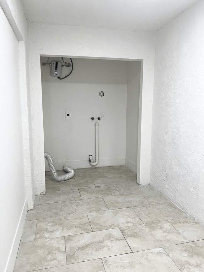 Building Photo - LARGE NEWLY RENOVATED 2 BEDROOM APARTMENTS + OFFICE