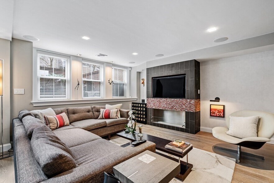 Building Photo - 98 Waltham St