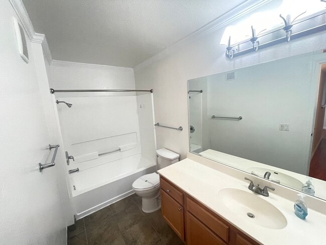 Building Photo - Great One Bedroom Condo w/ A/C