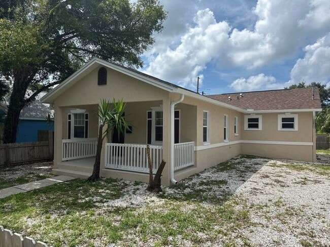 Building Photo - **Bright 3BR/2BA Home with Covered Porch i...