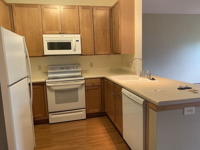 Building Photo - Beautiful 2 Bed/1.5 Bath townhome, with extra large open concept living space - Available Mar 1