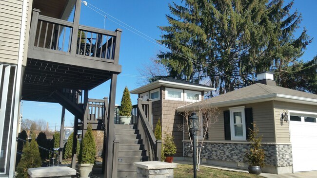 side of building/garage - 954 Meade Ave