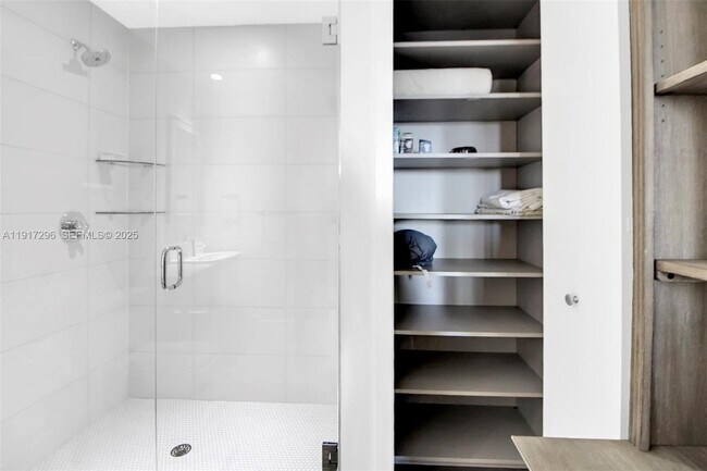 Building Photo - 2900 NE 7th Ave