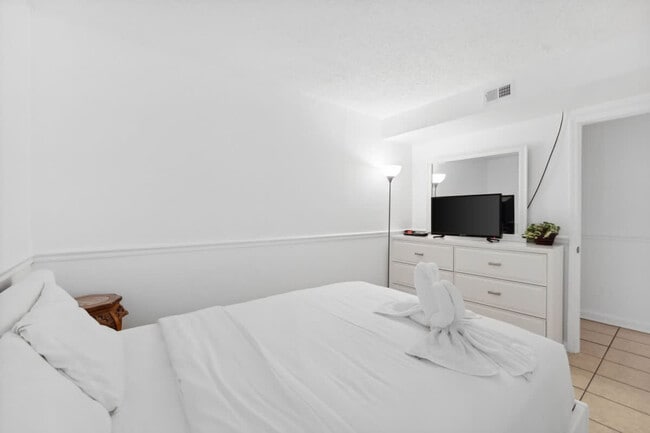 Building Photo - 8815 Thomas Dr