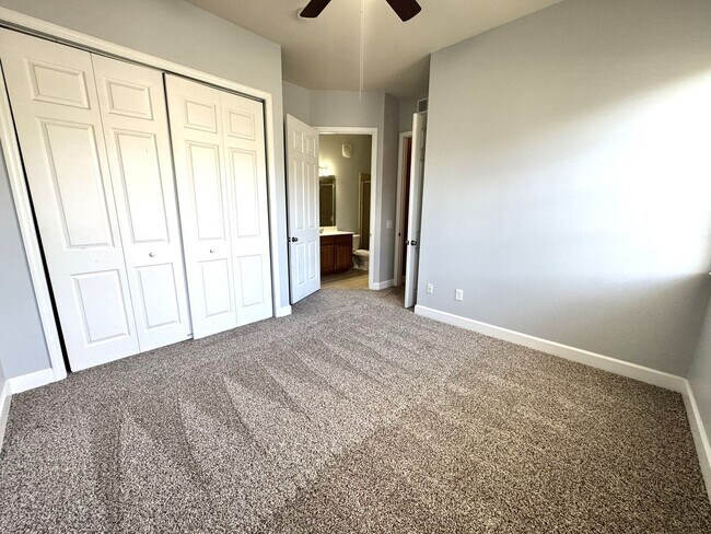 Building Photo - 3BR/3BA Eagle Harbor Condo w/ Garage