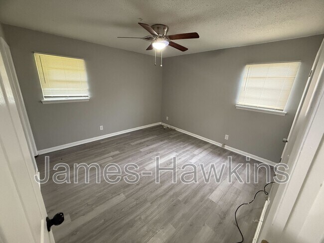 Building Photo - 6160 Hinchcliff Rd
