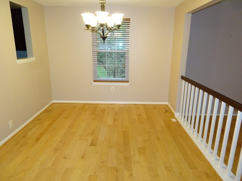 Building Photo - 8139 Londonderry Ct