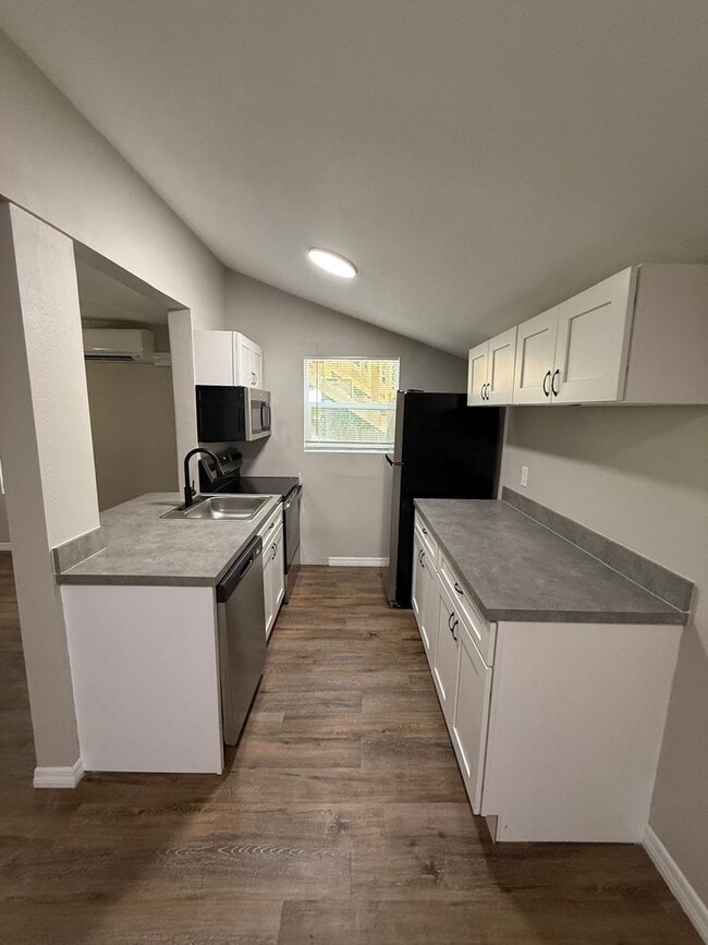 Building Photo - Renovated 2 bedroom, 2 bathroom duplex in ...