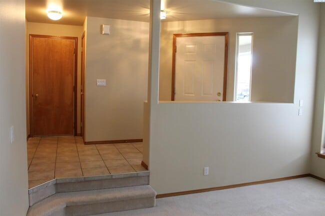 Building Photo - 431 Columbia Point Dr