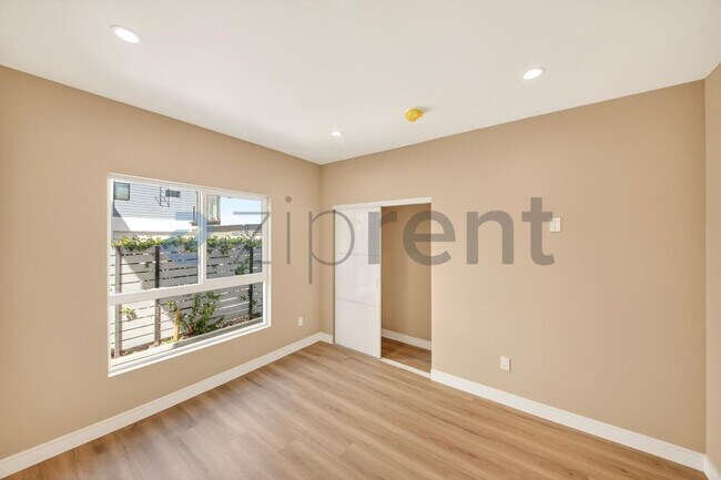 Building Photo - Unit 1/2