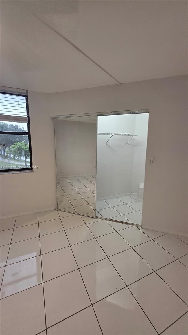 Building Photo - 216 Lake Pointe Dr