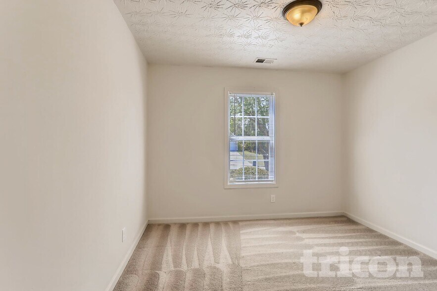 Building Photo - 2500 Huntington Dr