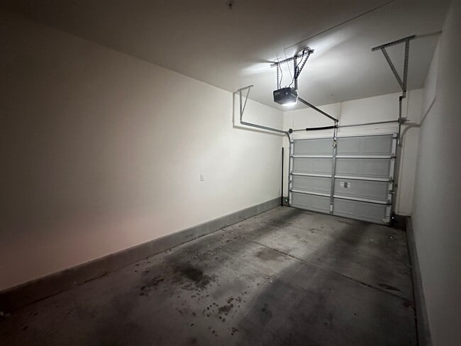 Building Photo - 1 BEDROOM DOWNSTAIRS CONDO IN GATED COMMUNITY 1 CAR GARAGE