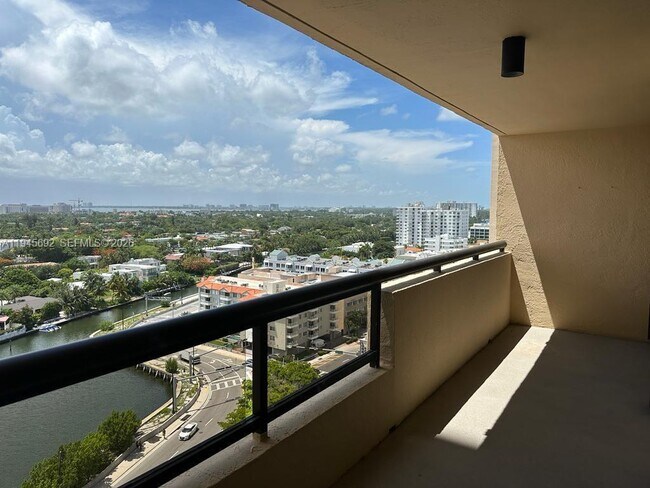 Building Photo - 2555 Collins Ave