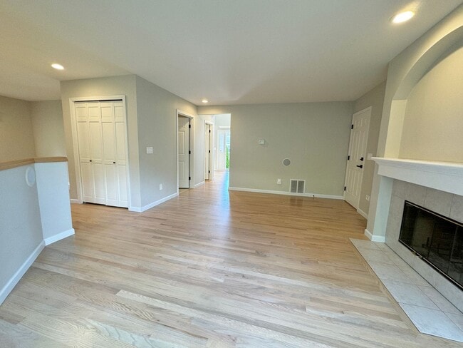 Building Photo - 3 Bd/2.5 Ba Newcastle Home