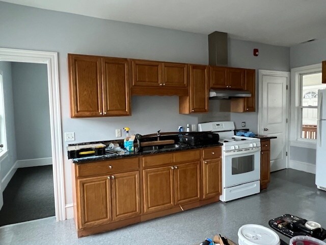 Kitchen - 653 Broadway St