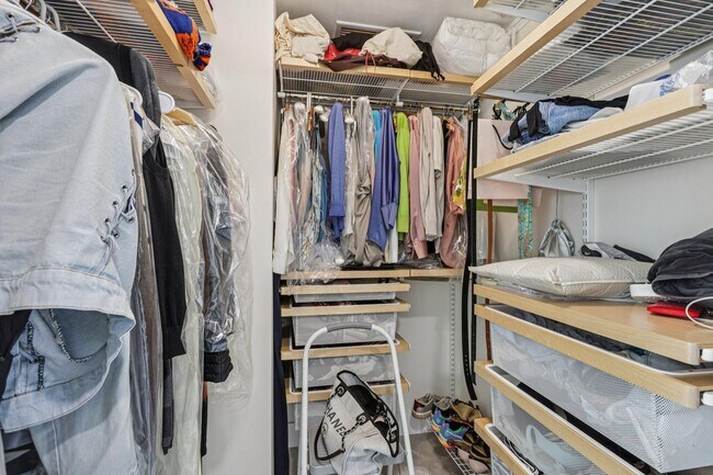 Building Photo - 2640 Lake Shore Dr