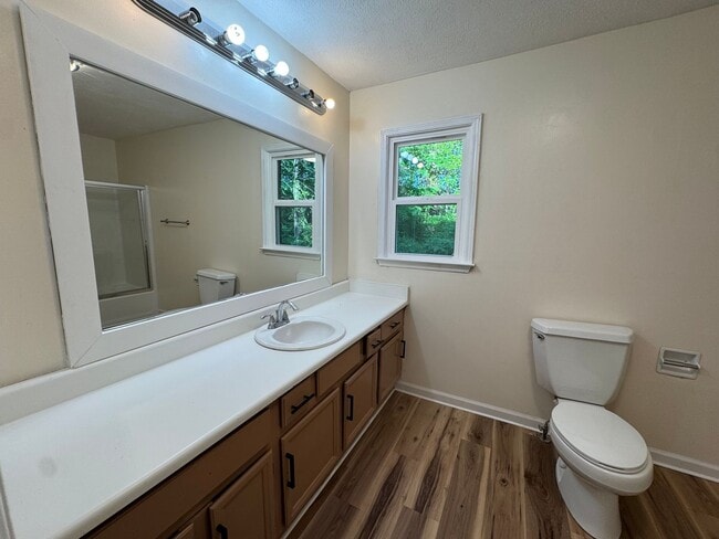 Building Photo - Well Maintained 3 Bedroom 2 Bath on a Private 1 Acre Lot