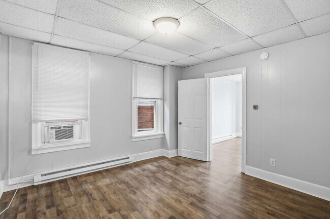 Building Photo - Welcome home to this newly renovated 2 bedroom top floor apartment