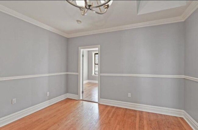 Building Photo - 532 38th St