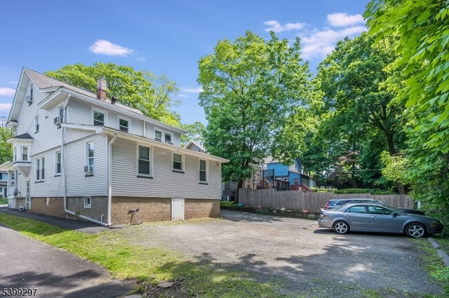 Building Photo - 14 Ravine Ave