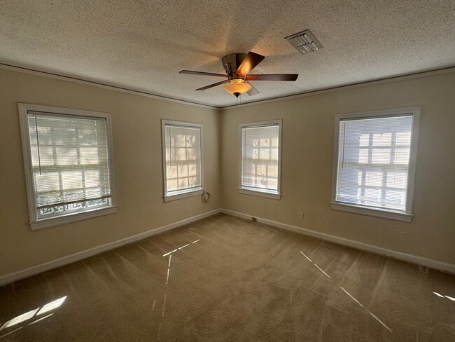 Building Photo - Large Cloverdale Apartment