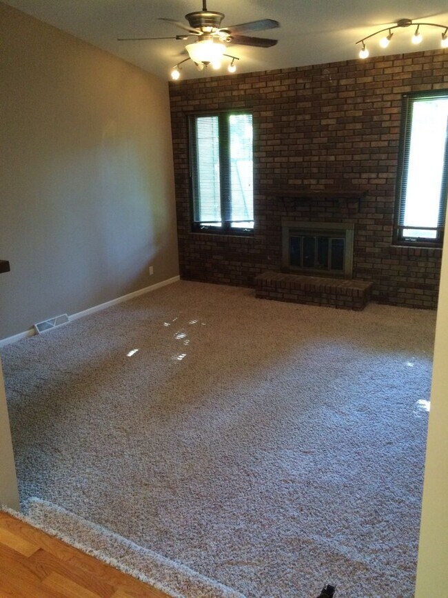 Building Photo - Beautiful, spacious 3 bedroom home in Savoy!