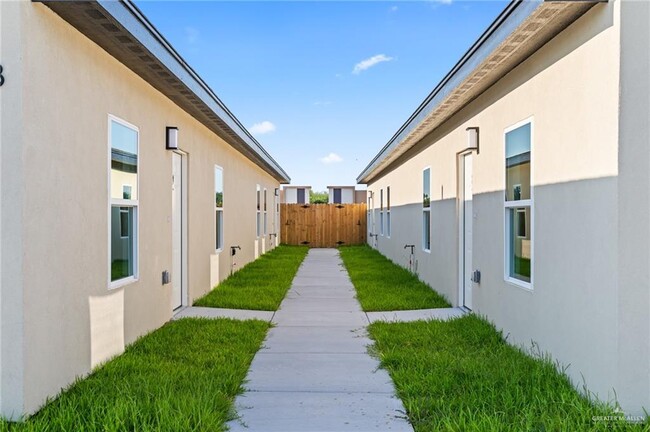 Building Photo - 2713 Brookside Bend St