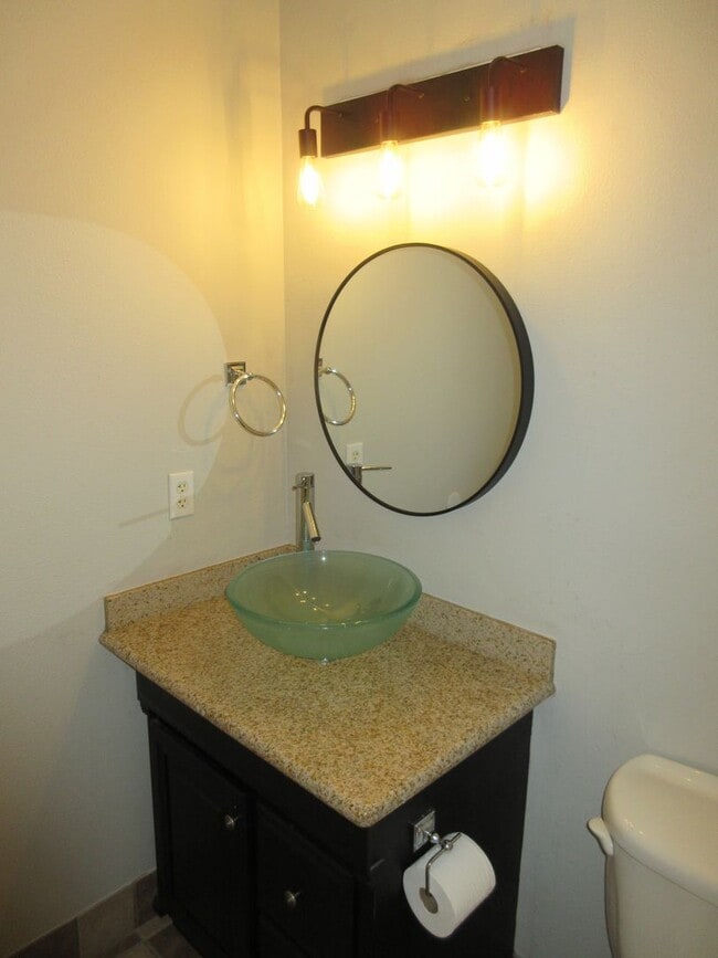 Building Photo - Beautiful Three Bedroom in the Hills of South Salem