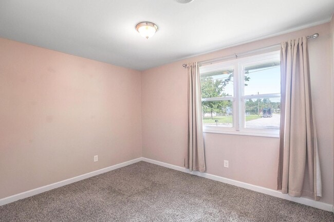 Building Photo - Home Close to Amenities