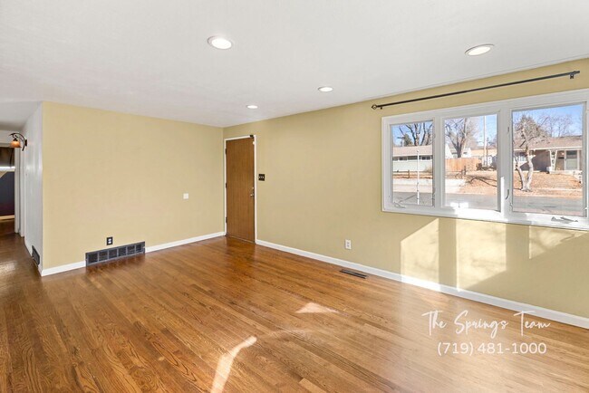 Building Photo - CUTE 3BD RANCHER WITH CHARACTER IN CENTRAL COLORADO SPRINGS - Security Deposit Waiver Available