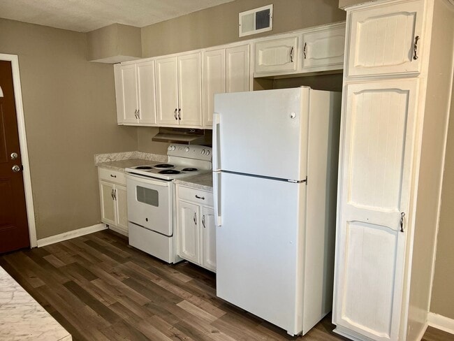 Building Photo - FOR RENT - 3 Bedroom, 1 Bath!
