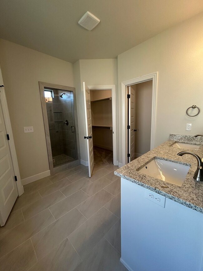 Building Photo - Beautiful Modern Home in Pea Ridge!