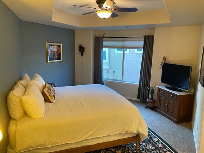 Building Photo - Bright & Open 2 Bedroom Condo on West Side