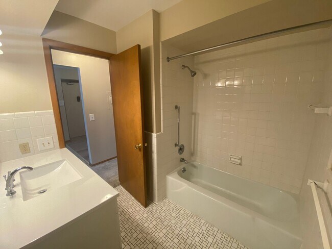 Building Photo - Cozy 2 Bedroom, 1 Bath Apartment with Balc...