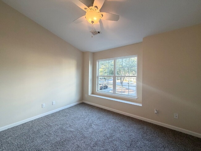 Building Photo - Updated & Spacious Two Bedroom Townhouse!