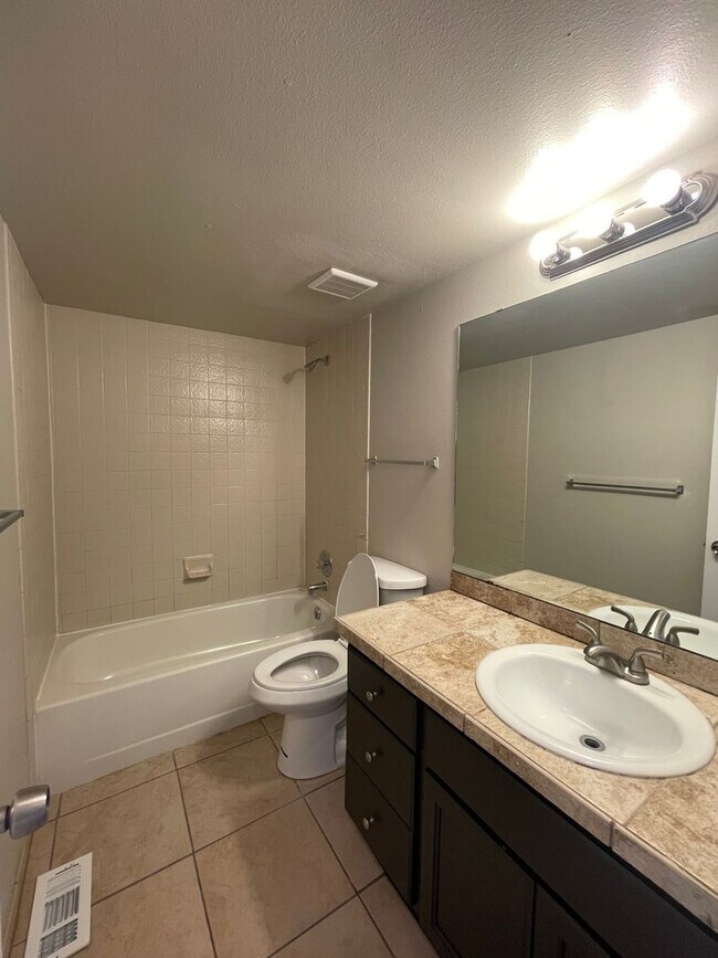 Building Photo - 922 Teal Ct