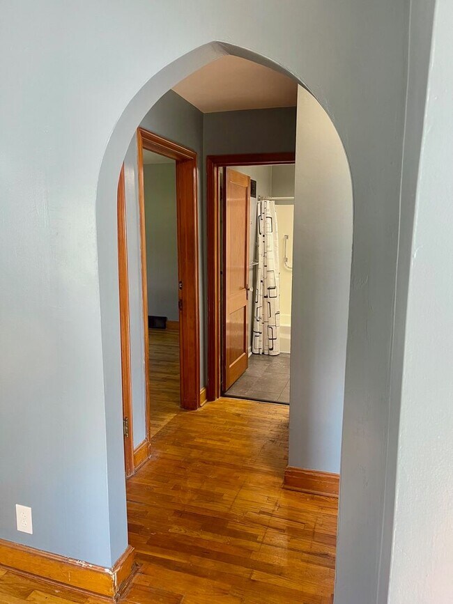 Building Photo - Very Unique 5 Bedroom Home on Large Lot