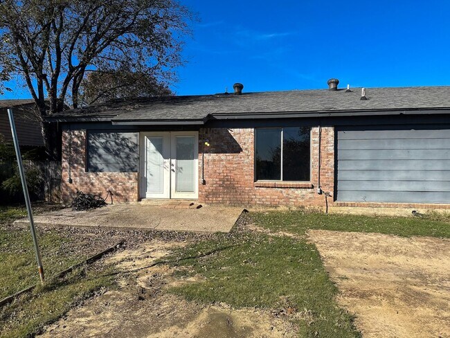 Building Photo - Lake Front 4 Bedroom / 2 Bath