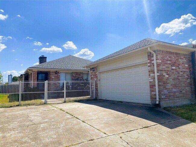 Building Photo - 9515 Hendon Ln