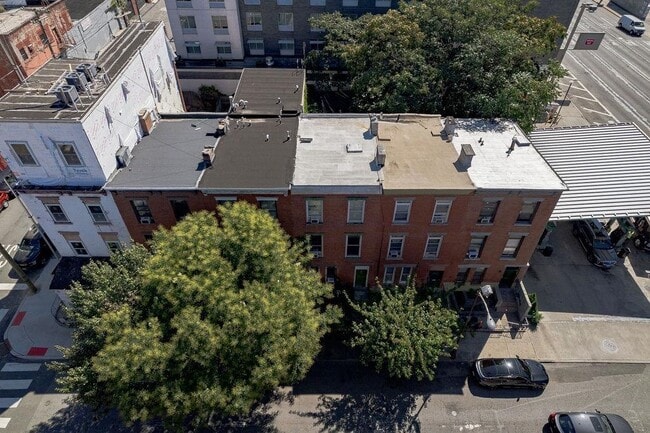 Building Photo - 604 1/2 Grove St
