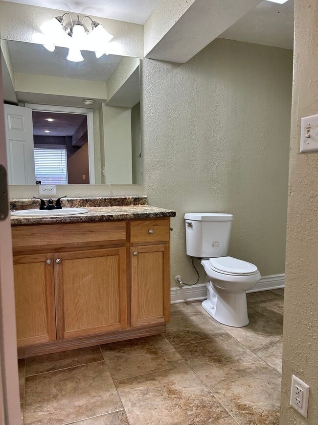 Building Photo - Large Beautiful Home!