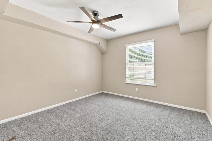 Building Photo - 200 Kilby Shores Dr