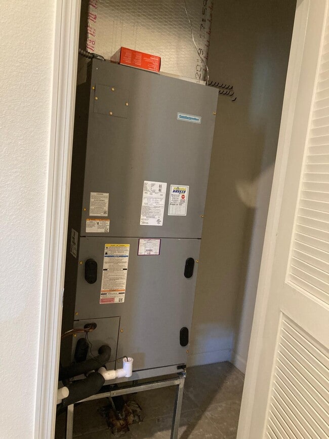 Building Photo - 863 Carlyle Ave