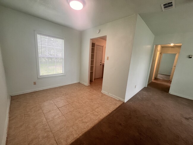 Building Photo - 809/811 Valley Rd