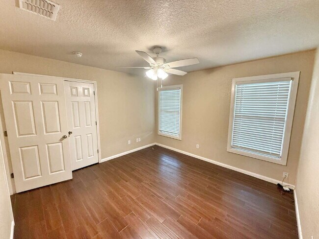 Building Photo - Peaceful 1-Acre Country Living with Easy C...