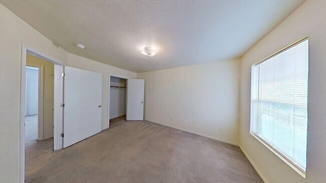 Building Photo - 2 WEEKS FREE RENT IN A 3 BEDROOM TOWNHOUSE AT $950!